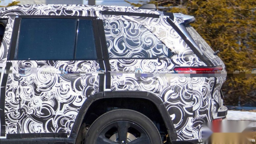 2022-jeep-grand-cherokee-side-close-spy-photo.jpg