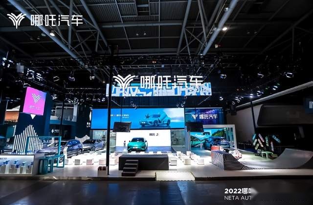 33.88万元,配“剪刀门”,哪吒S耀世版限量发售999台,手慢无