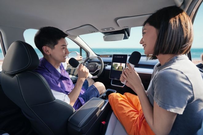 哪吒AYA上市 7.38万元起还带L2级辅助驾驶！