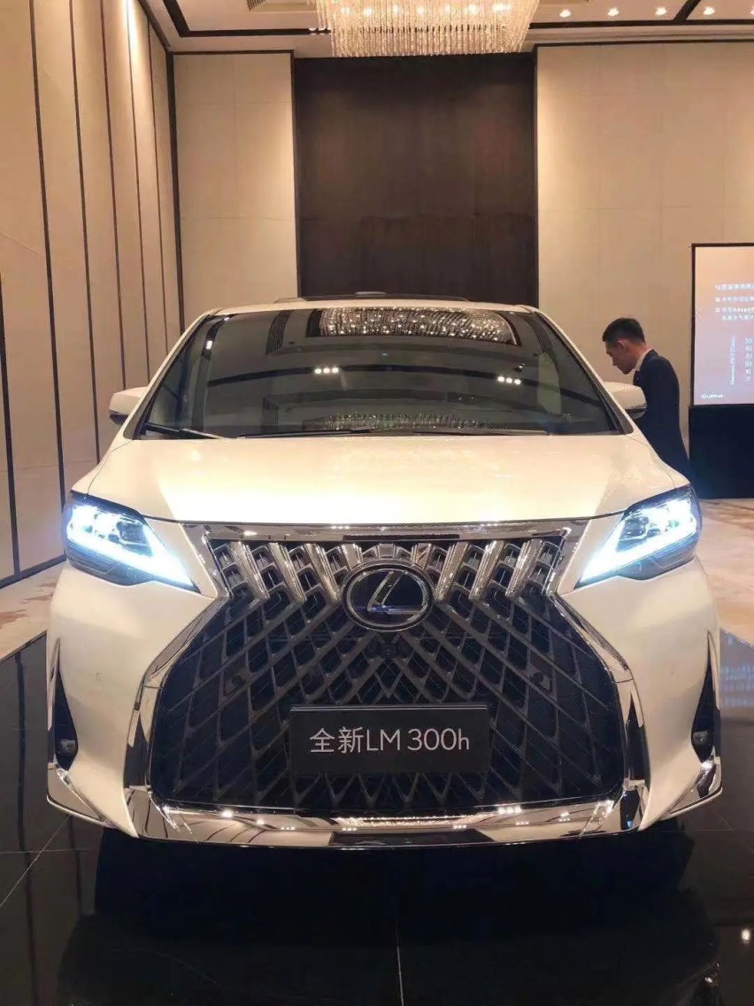 最壕“面包车”雷克萨斯LM上市116.6万起，你猜会加价多少