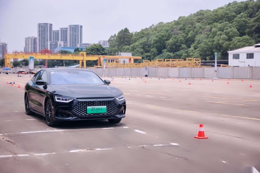 3.7秒破百，云辇系统加持，解锁汉DM-p战神版硬核实力