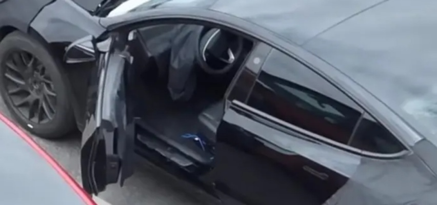 新一代Model 3内饰曝光，方向盘造型奇特，连换挡杆都“省”掉了