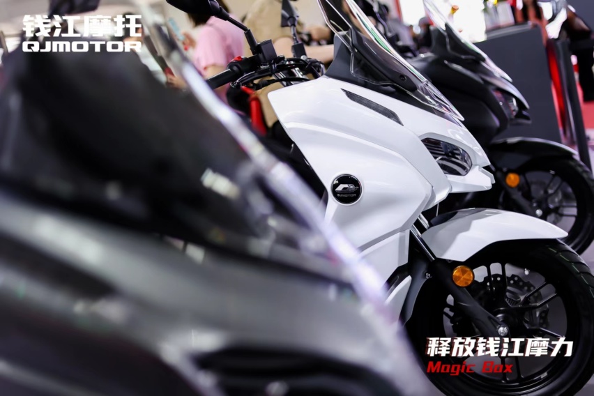 QJMOTOR携多车火爆出席北京国际摩托车展览会