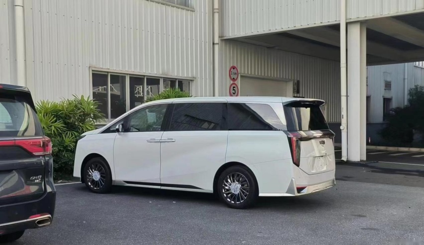 造型夸张、前脸设计惊人！广汽传祺全新M8谍照