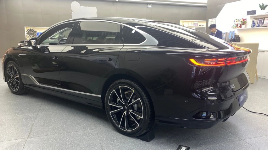 岚图首款插混动力行政级轿车，上市前静态体验追光PHEV