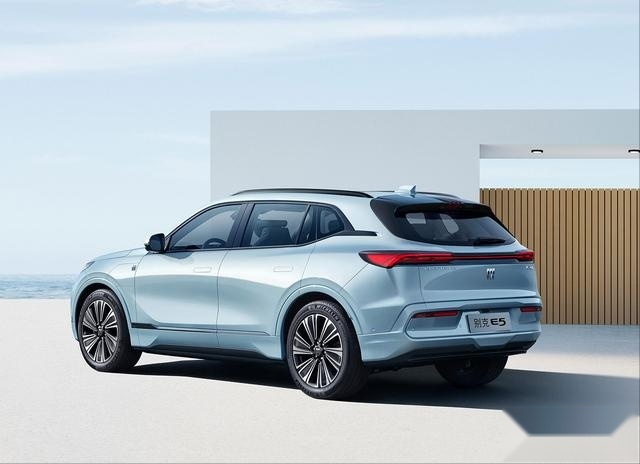 奥特能平台打造/纯电动中大型SUV 别克E5试装车下线 明年一季度上市