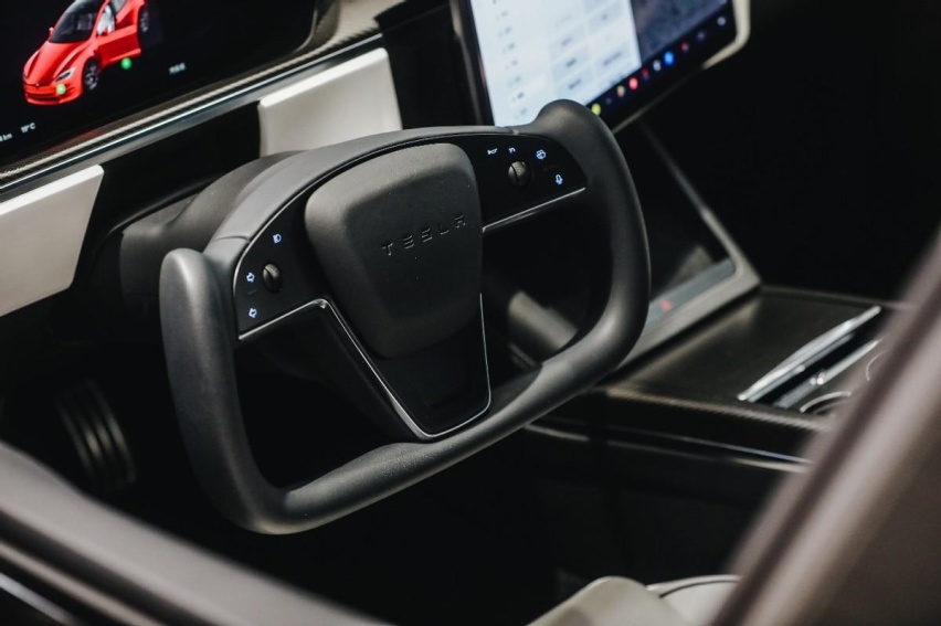零百仅需2.1秒，特斯拉Model S Plaid空降成都，机器人同步