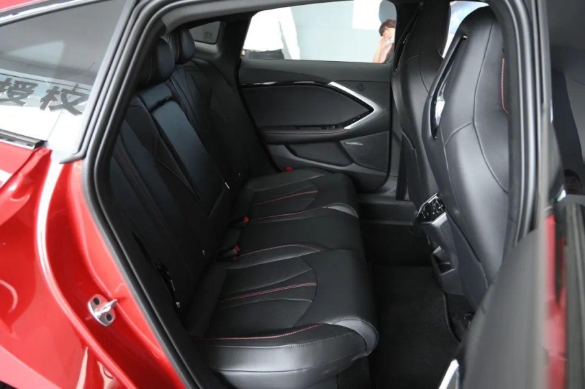 2.0T 261匹 405牛，中型车还带电动尾翼！实拍全新MG7