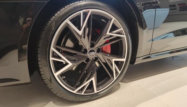 无框车门+大溜背，配3.0T V6动力，实拍新款上汽奥迪A7L