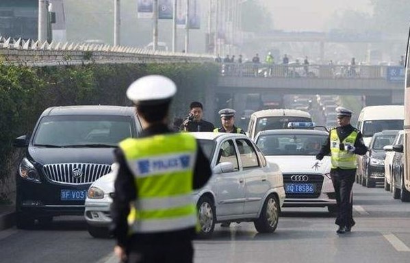 查车的时候，交警围着车走一圈，并按一下尾箱盖是什么意思？