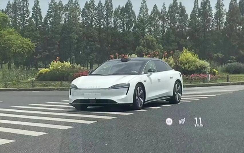 含“华”量最高？华为Luxeed轿跑官图发布，首搭鸿蒙Harmony4