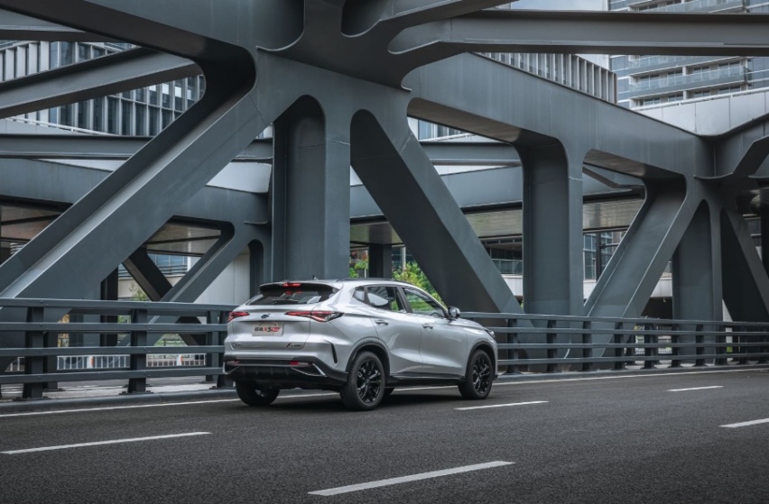 外观漂亮、科技感足，新款欧尚X5/X5 PLUS联袂而来，8.89万起