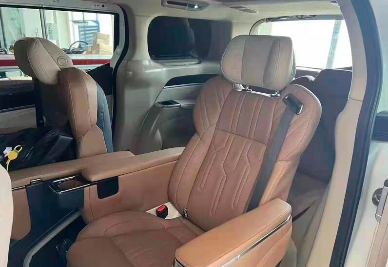 极氪009实车谍照曝光 有望年内正式发布 续航或超700km