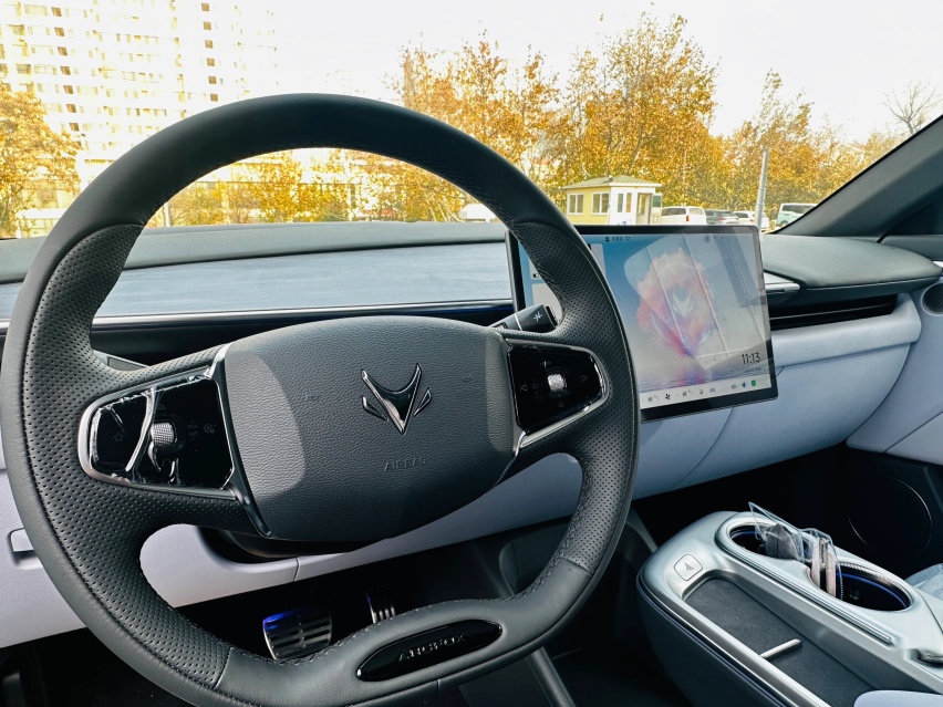 极狐阿尔法T5到店，大过元PLUS配“冰箱”，续航660km+800V