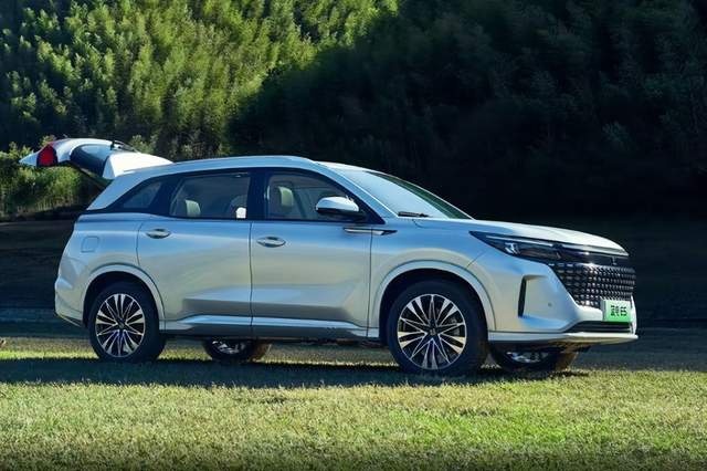 13万级插电混动SUV，还有7座可选，蓝电E5强势上线