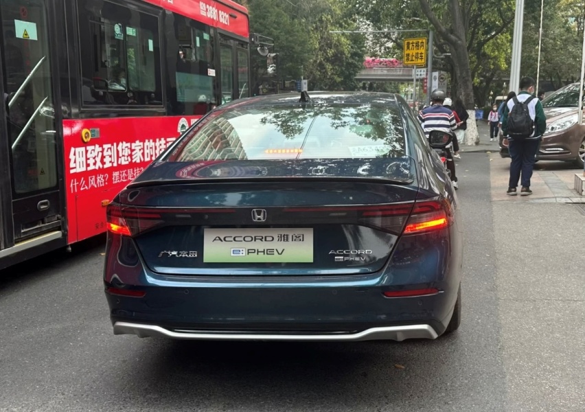“绿牌”雅阁现身街头，配CarPlay+按键换挡，还看汉DM-i？
