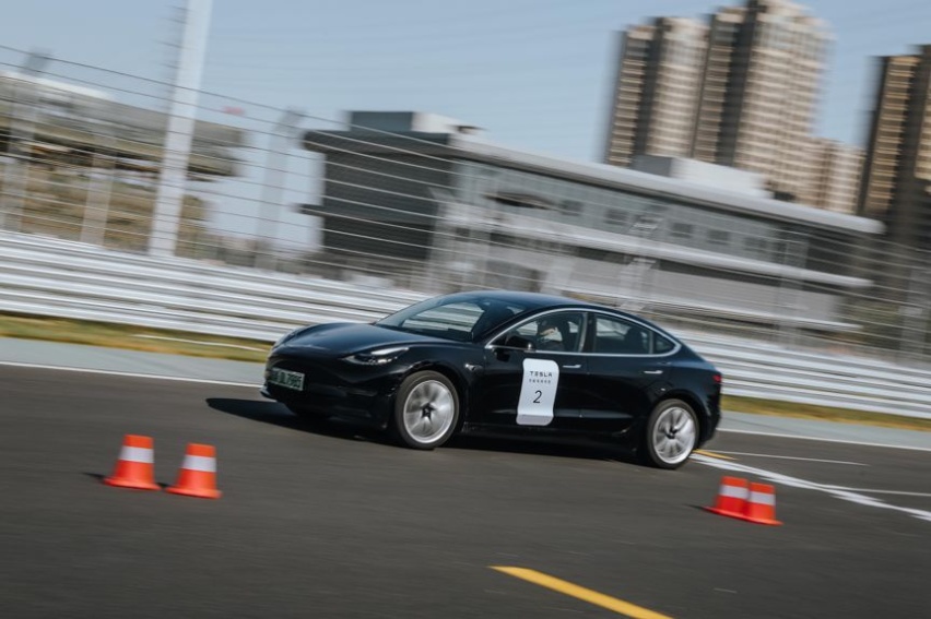 试驾丨赛道狂飙特斯拉Model 3，电动车也有乐趣？