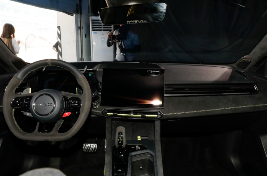 国产高性能车，搭载双增压2.0T+四驱，轻量化设计，有大尺寸尾翼