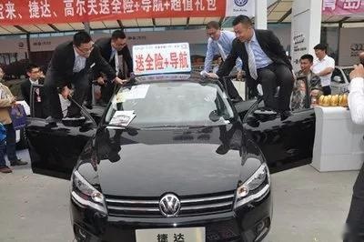 帕萨特A柱断裂，引人深思：德系、日系到底谁更安全？
