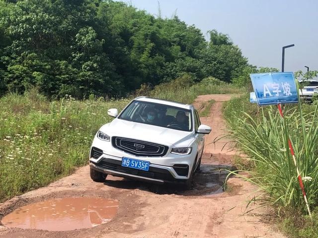 试驾博越PRO:搭载保时捷、路虎同款四驱,性能表现优异