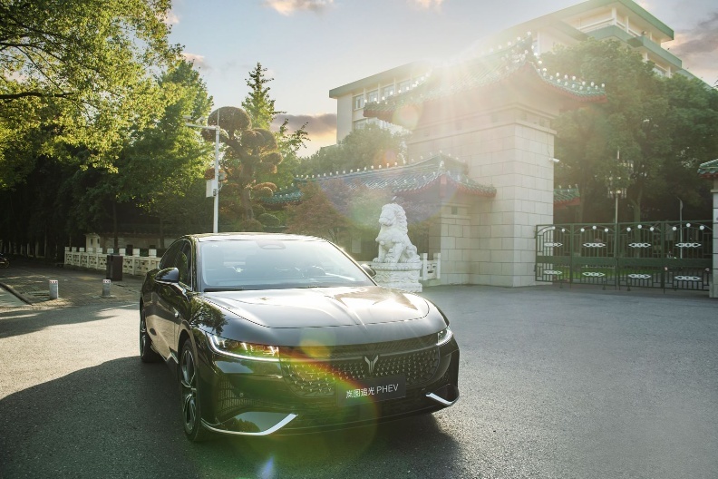 混动轿车排位赛！追光PHEV、哪吒S、比亚迪汉谁是最强王者？