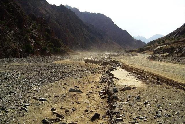 阴山，这座陌生的山脉对中国到底有多重要？| 中国自驾地理