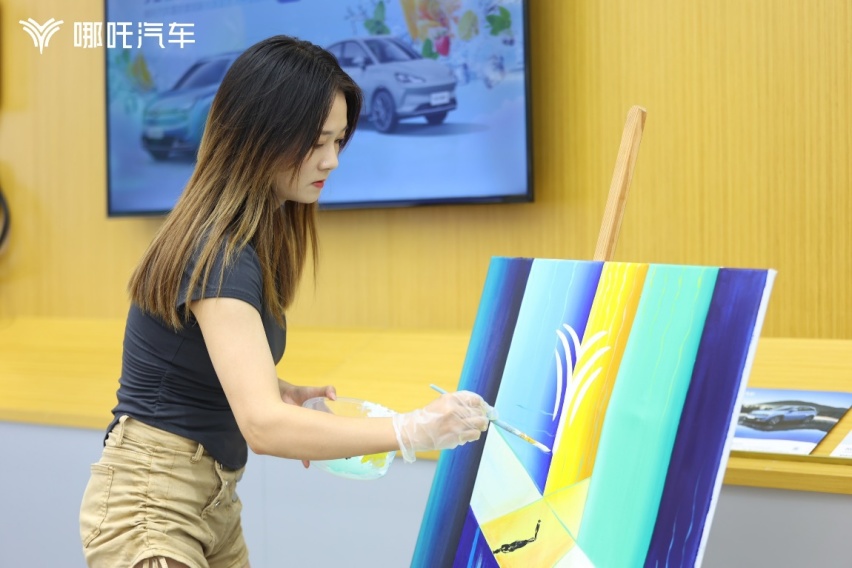 哪吒汽车入驻高档商圈新光里购物中心，剑指新势力年度销冠