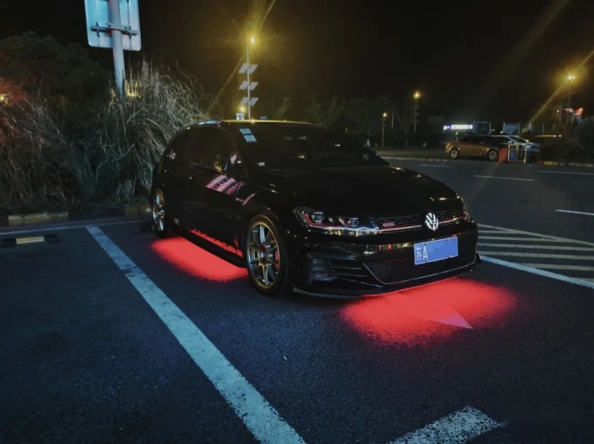 走街范的大众7.5代高尔夫GTi，这种干净素雅的感觉就很棒