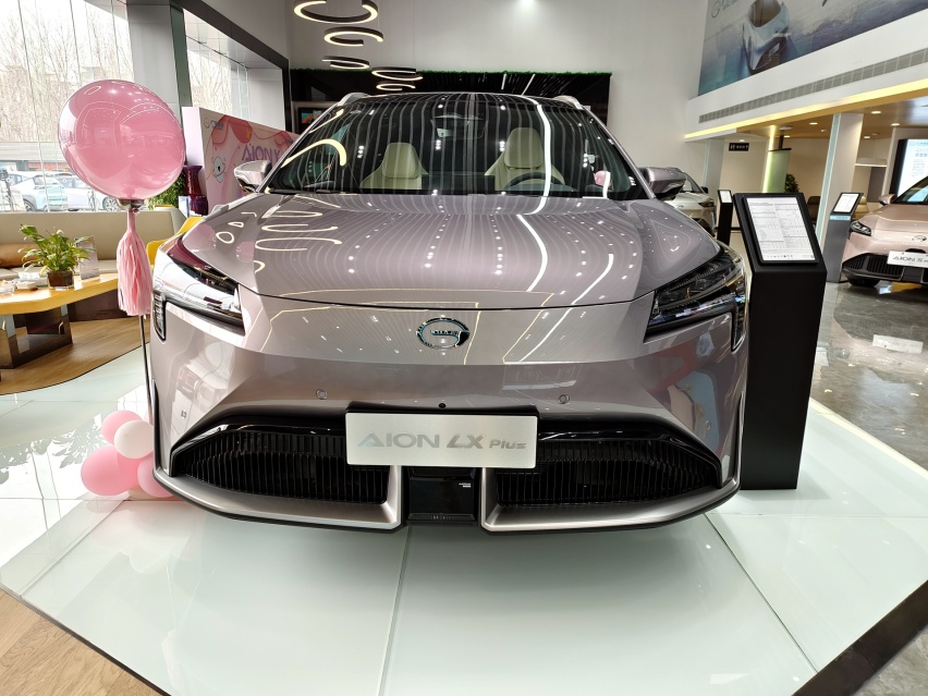 3.9秒破百 实拍广汽埃安LX PLUS 配置是亮点