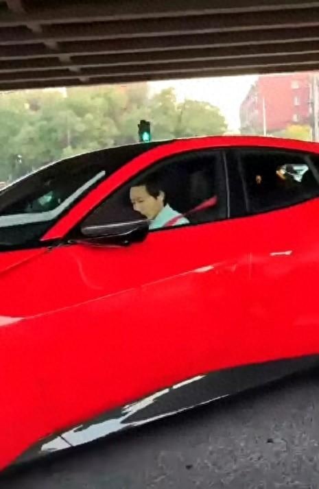 法拉米实锤？雷军开着法拉利抢先体验