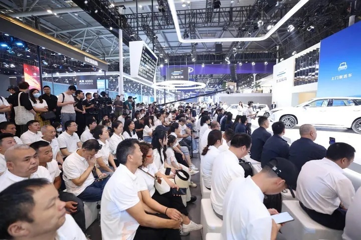 购车最好时机！重庆车展长安欧尚大放福利，至高优惠30000元