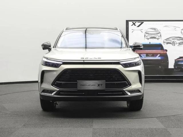 推新车标后，首款新车BEIJING-X7，预售10万起