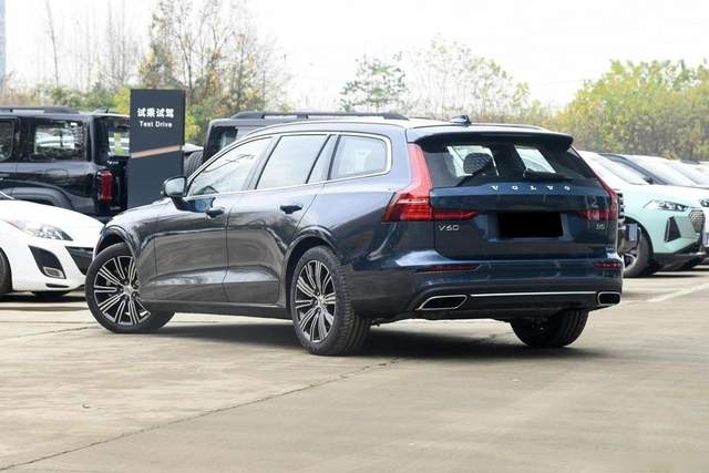 原装进口2.0T+8AT，运动堪比3系，沃尔沃V60为什么叫好不叫座？