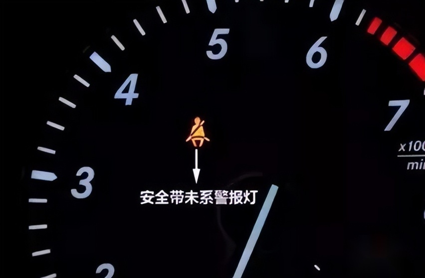 后排不系安全带的隐患有多大？这一个动作关键时候能保命！