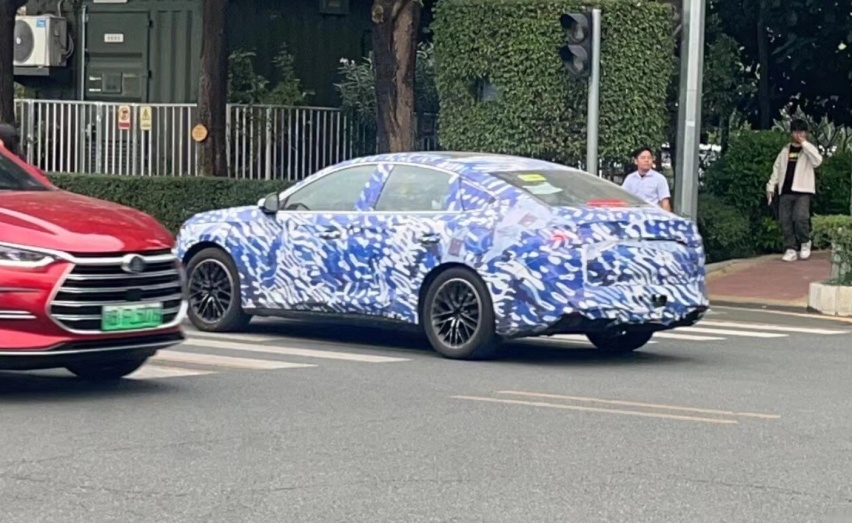 比亚迪秦L实车现身，搭第5代DM-i配双独悬，亏电油耗3.8L