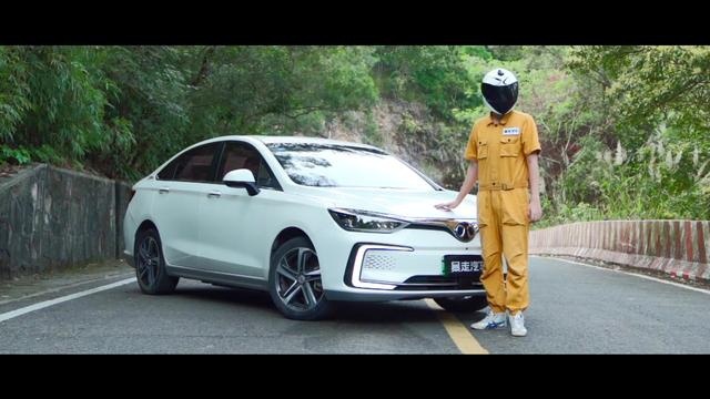 【暴走汽车】开着北汽新能源EU5，妹子自己“坐上来”！