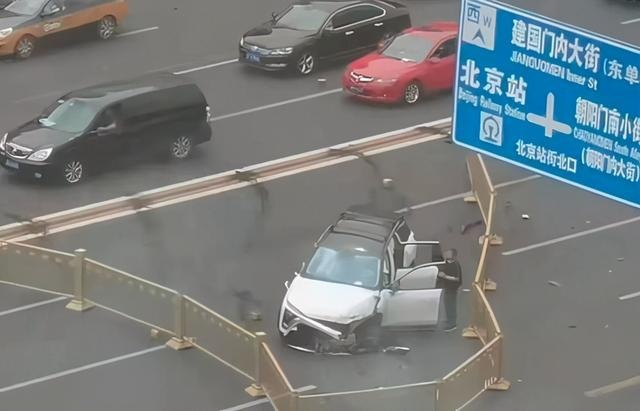 北京一蔚来ES8发生车祸撞上护栏 车辆受损严重
