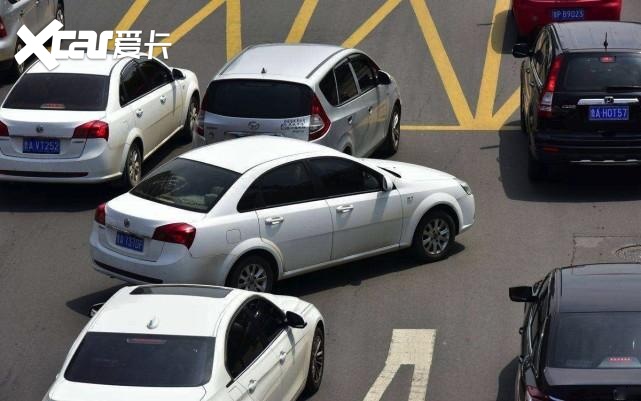 允许你高速跑140km/h,但绝不容忍你堵车插队