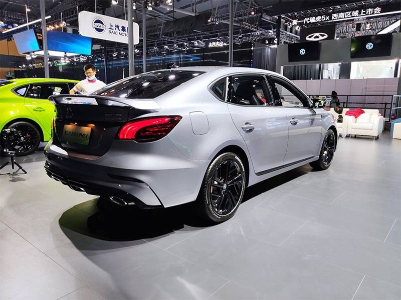 成都车展：实拍上汽名爵6 PHEV 造型更炫酷，动力更强悍