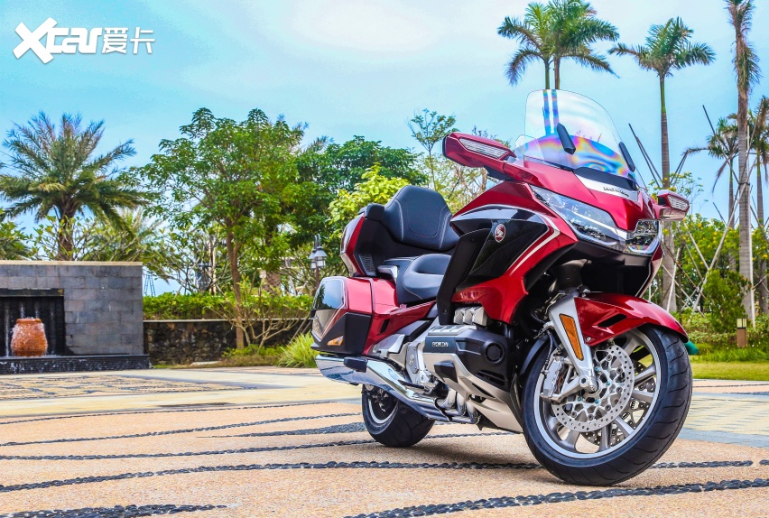 休旅摩托车界公认的王者试驾新本田金翼gl1800
