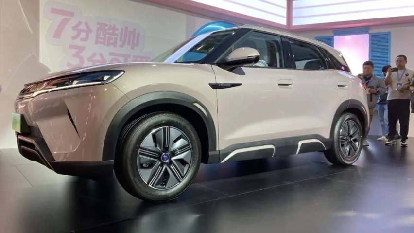 比亚迪再掀桌子！元UP正式上市，9.68万元起