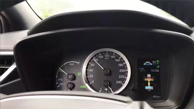 15万的全新雷凌双擎，开出了40多万雷克萨斯的质感？
