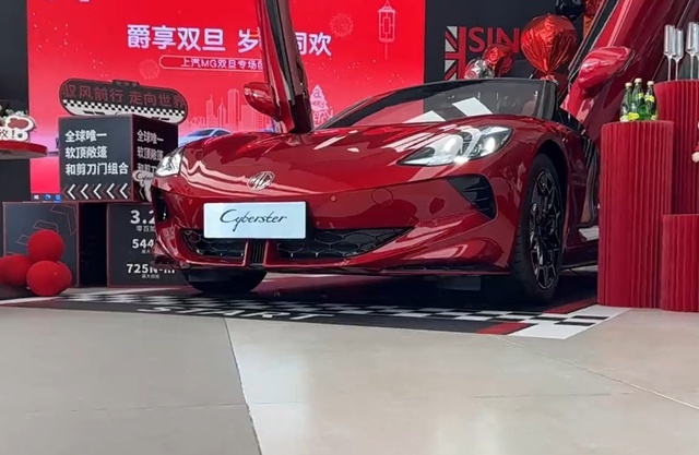 探店名爵：30万就能买到的纯电敞篷跑车，真的很拉风