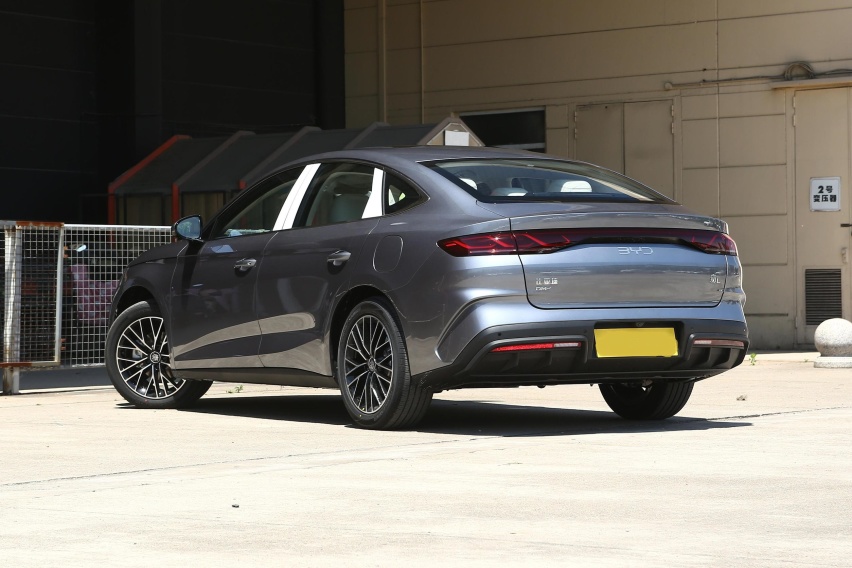 售9.98万起，油耗2.9L，综合续航2100km，深度解析比亚迪秦L