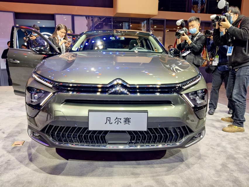 内饰首次公开，上海车展实拍雪铁龙凡尔赛C5X，全新设计给几分？