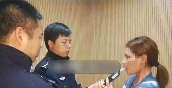 深夜某高速停了一台百万保时捷！交警一看，车内还躺了俩女孩