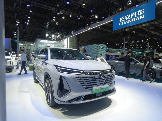 第三代长安CS75 PLUS智电iDD实拍，前脸造型时尚，续航能力提升