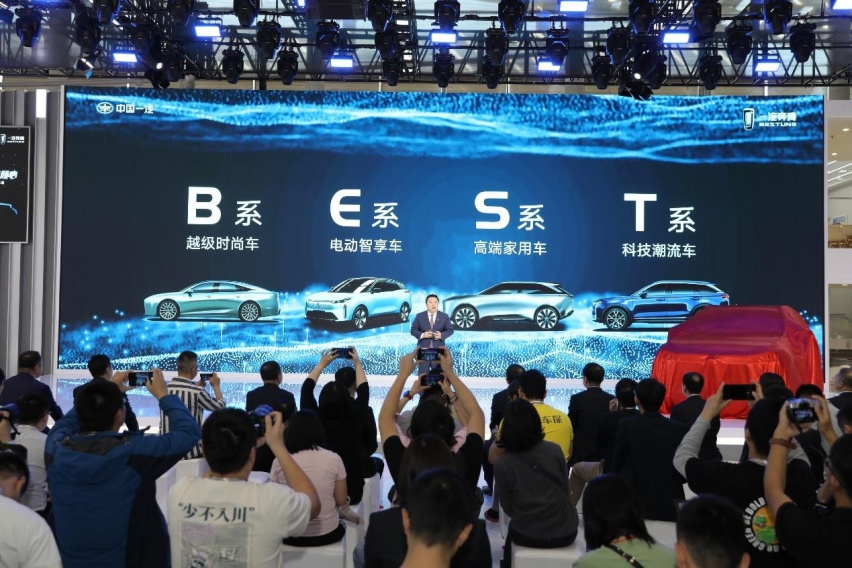 这款纯电SUV要征战南北极，续航450公里，可全自动泊车！
