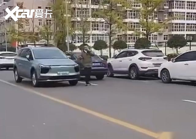 爱驰U5疑似自动驾驶“失控”？官方回应：挂挡失误
