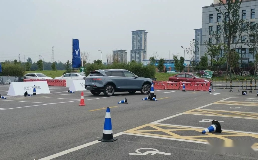 零百4.5秒带空悬，体验过后方知岚图FREE出众的远不止性能